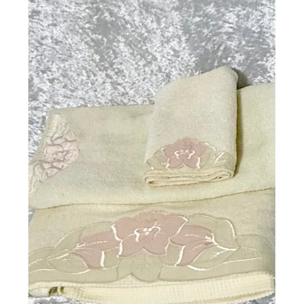 Vintage‎ 1978 Grand Prix by Avanti Cream Pink Floral Applique 5pc Towel Set USA